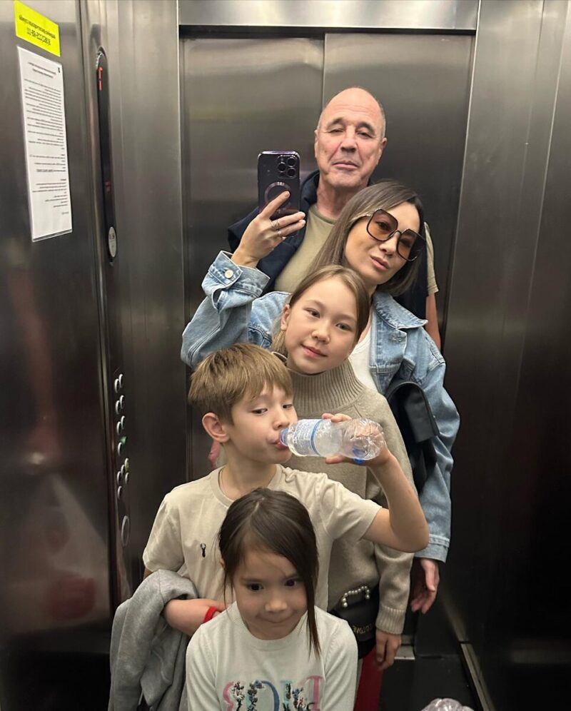 Дмитрий Соколов с супругой Ксенией и детьми.