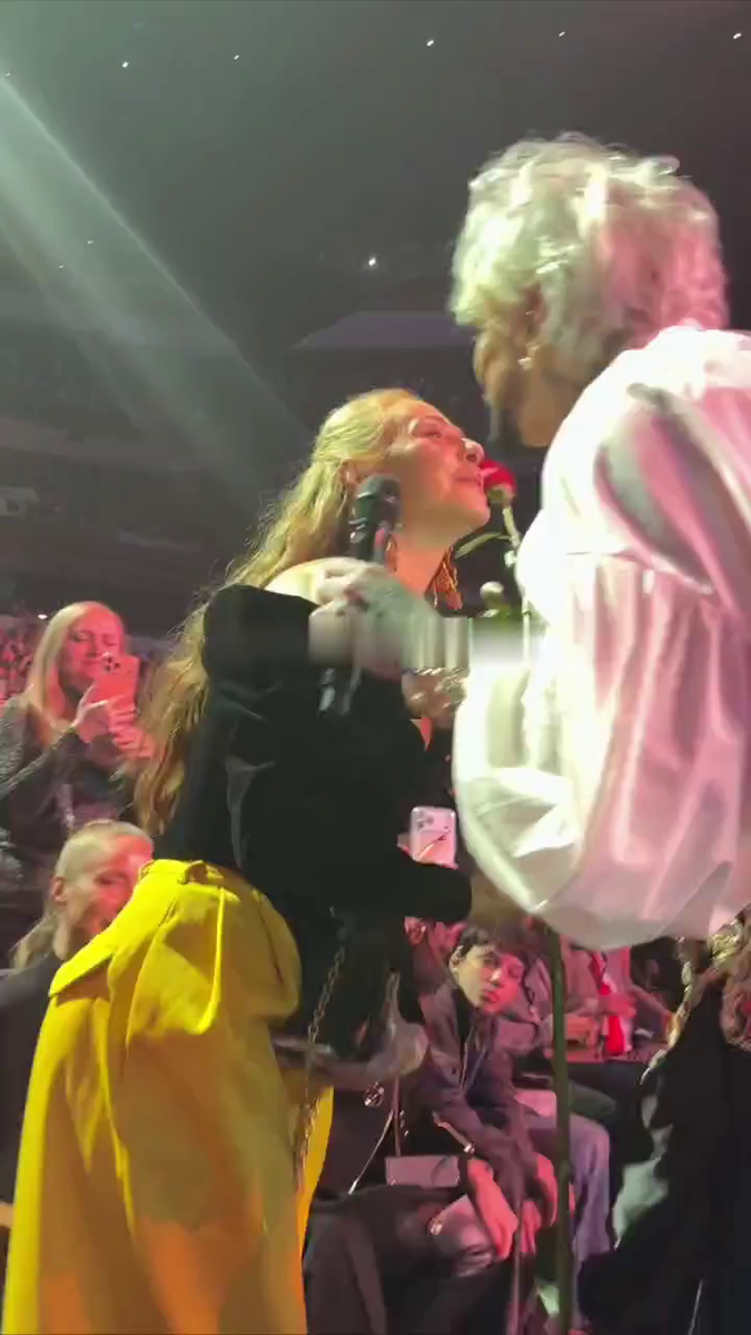 Филипп Киркоров дарит розу Татьяне Навке, супруге Дмитрия Пескова.