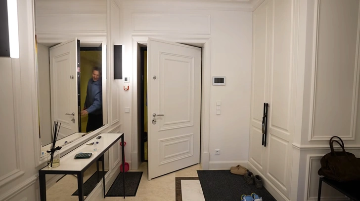 300 пар кроссовок и рояль: Смолов показал семейное гнездо