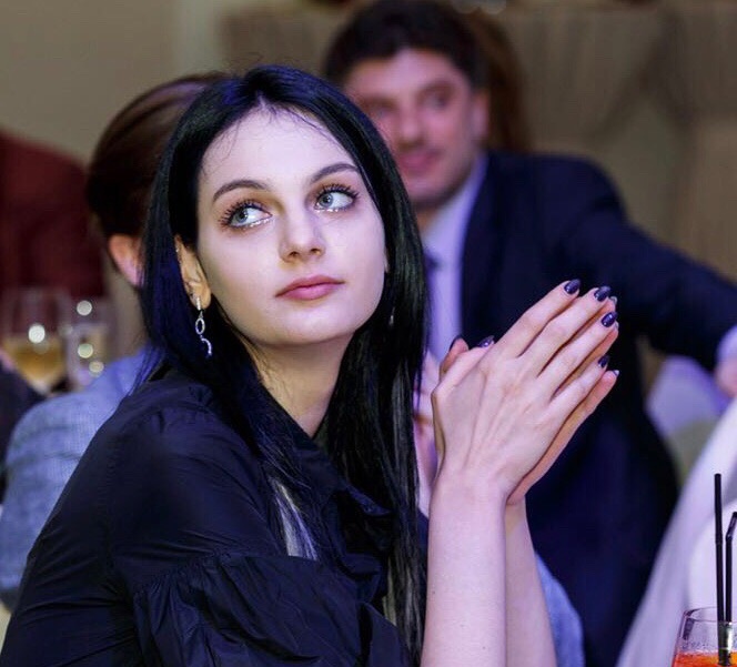 Полина Кобзон, внучка артиста, развивающаяся в литературной сфере.