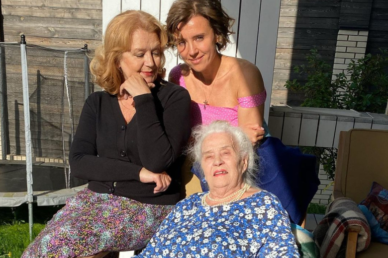 Три поколения семьи Алферовых: Ирина Алферова, её дочь Ксения и бабушка Ксения Архиповна.