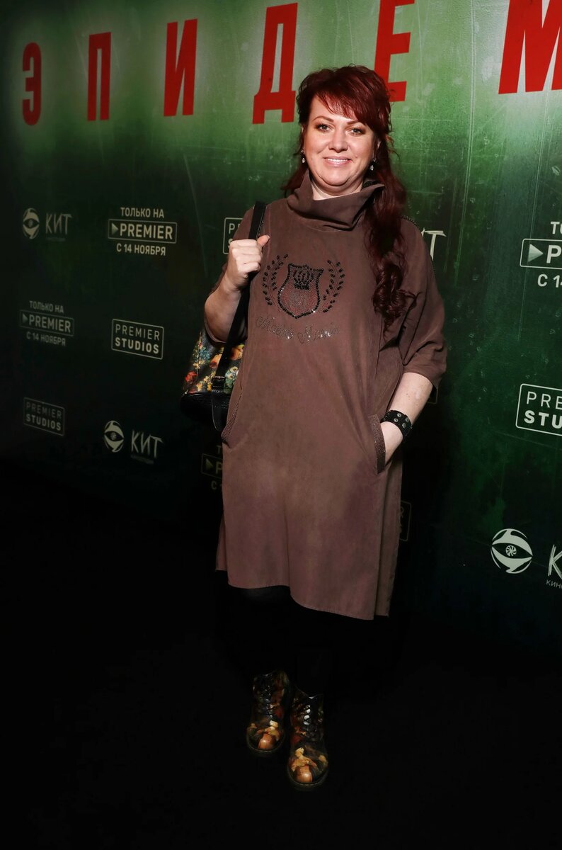 Яркая и харизматичная Ольга Картункова на сцене.