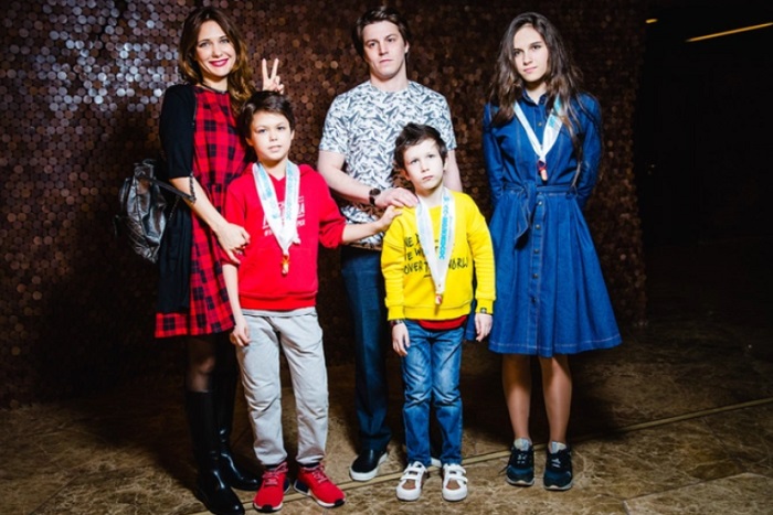 «Белла твоя копия»: 10-летняя дочь «самой красивой пары» Климовой и Месхи — как любовь на съемках обернулась разводом, и почему отец не пришел на день рождения?