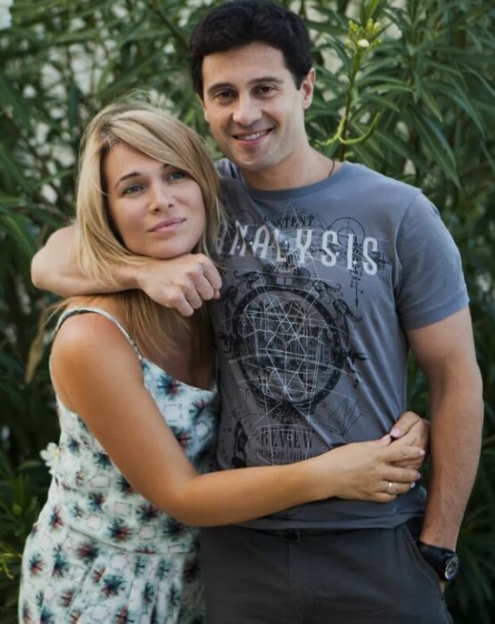 «Ты совершенно чужой мне человек»: 25 лет идеального брака, где муж контролировал каждый шаг, а жена не считает себя жертвой