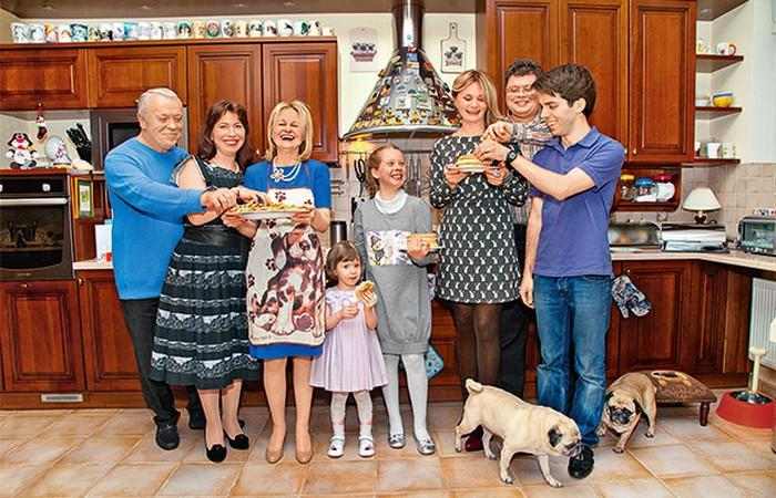 От первого брака у Дарьиесть сын Аркадий, а от второго дочь Мария. Каждый из детей подарил Донцовой по внуку (у Марии сын - Михаил, у Аркадия – Никита).