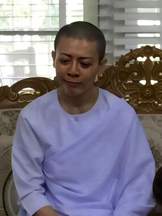 Королевская мечта длиною в 13 лет : Как бывшая жена короля Таиланда родила наследника, но оказалась в ссылке «в уютном дворце»