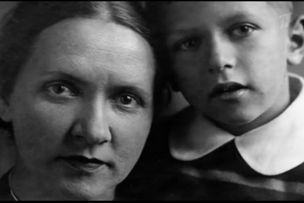 Игорь Кваша с матерью Дорой Захаровной, кадр из документального фильма.