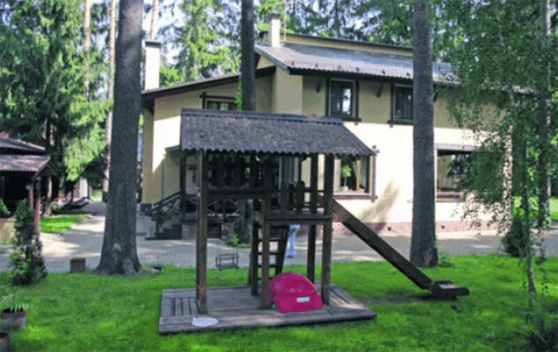 Входная группа дома, выполненная в спокойных тонах.