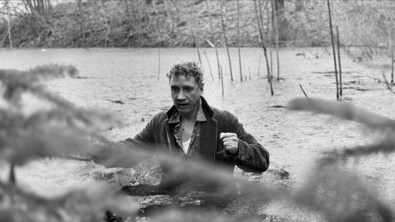 Актер на съемочной площадке, погруженный в работу.