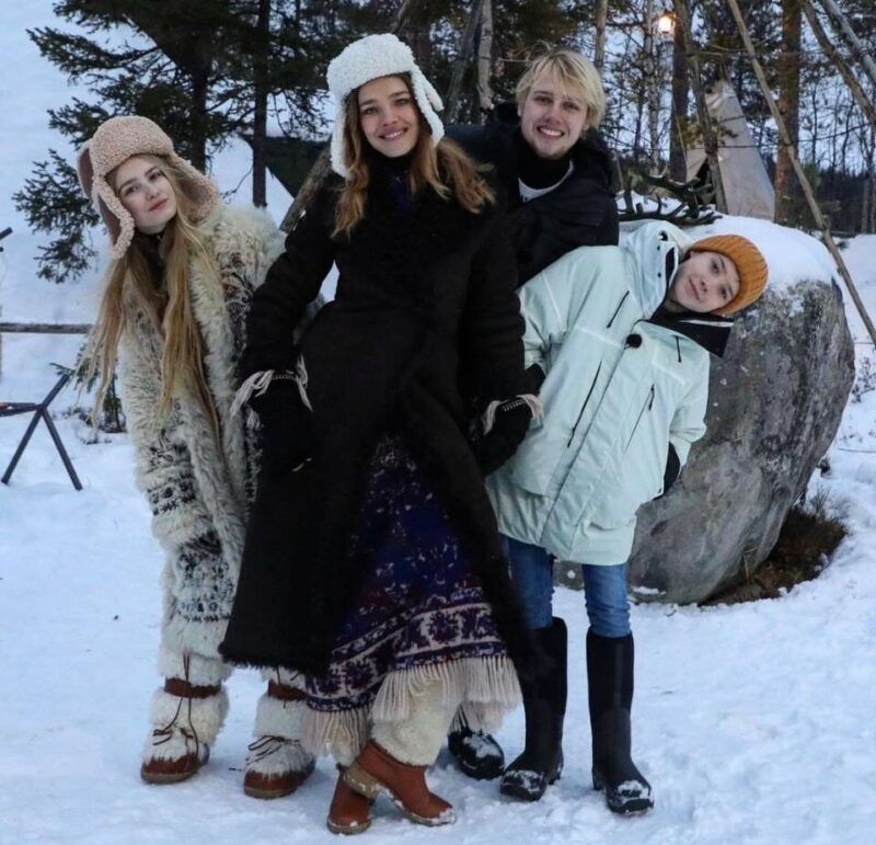 Наталья Водянова со старшими детьми от первого брака.