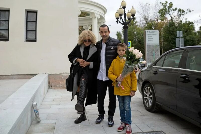 Ольга Дроздова, супруга Дмитрия Певцова, временно пожертвовала карьерой ради сына.