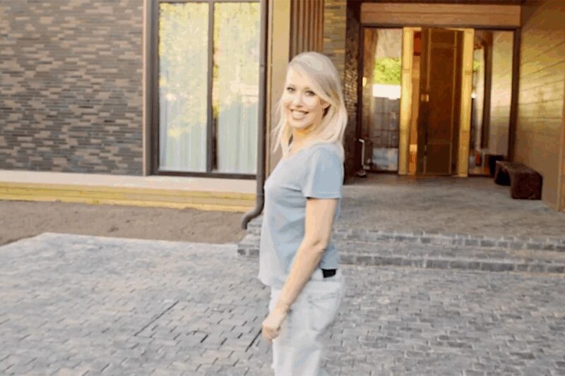 На участке удалось создать атмосферу полного уединения, скрытую от посторонних глаз.