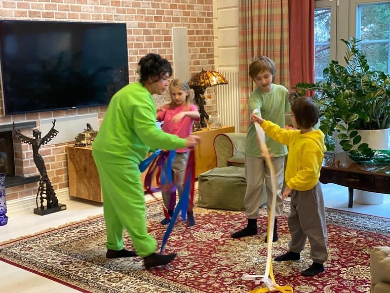 «Моя гордость»: как 49-летний сын-архитектор построил для Надежды Бабкиной два роскошных дома с видом на Кремль и под Звенигородом