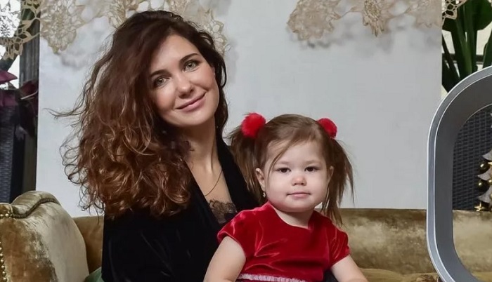 «Белла твоя копия»: 10-летняя дочь «самой красивой пары» Климовой и Месхи — как любовь на съемках обернулась разводом, и почему отец не пришел на день рождения?