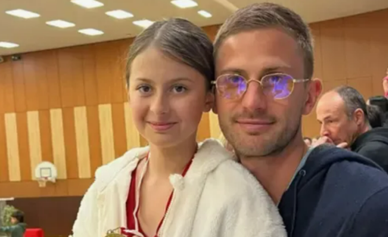 Анджелина с отцом Алексом Смерфитом, сыном ирландского миллиардера.