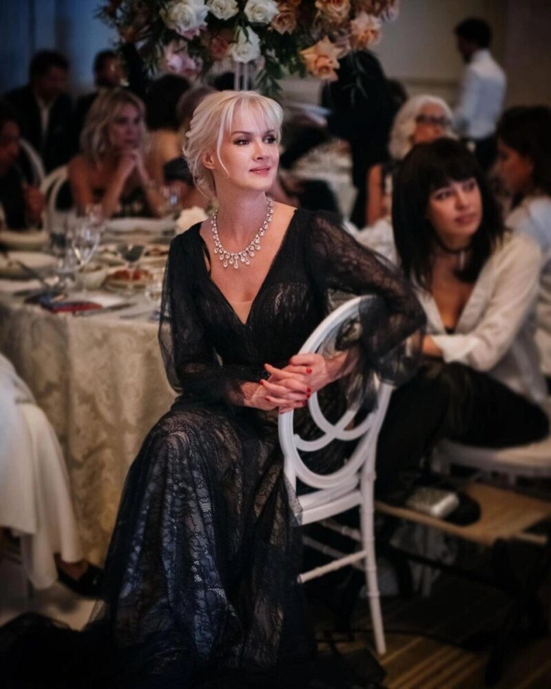 Елена Стебенева откровенно делится переживаниями в личном блоге.