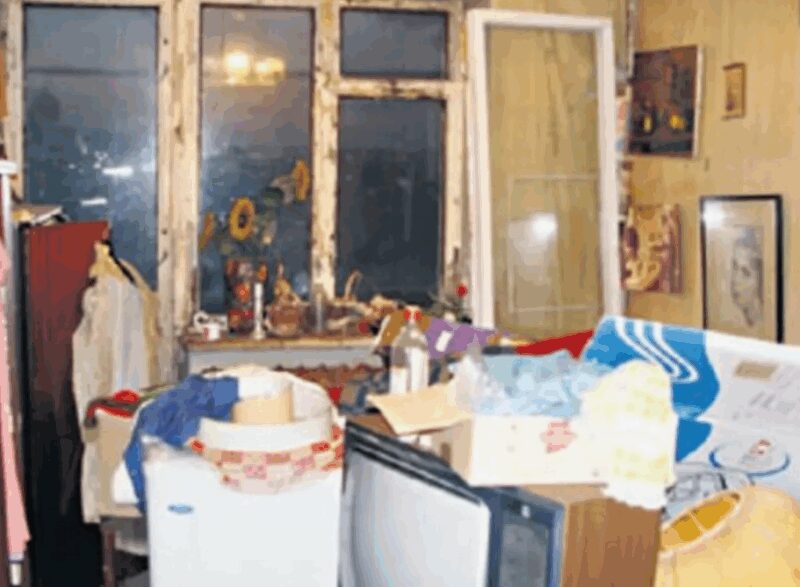 В последние годы жизни квартира актрисы превратилась в склад ненужных вещей.