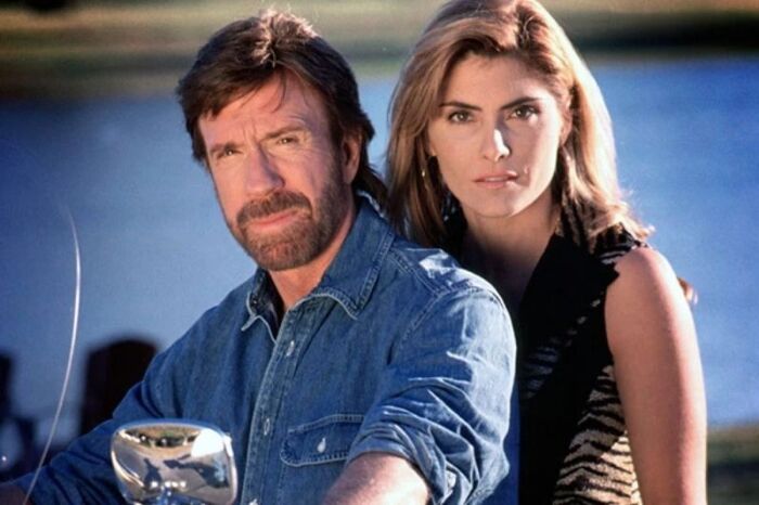 Он разменял пятый десяток, но стал «непобедимым», а его жизнь — череда испытаний: Чак Норрис: как он спас жену от «смерти в глазах» и почему его называют «совершенствующимся»?