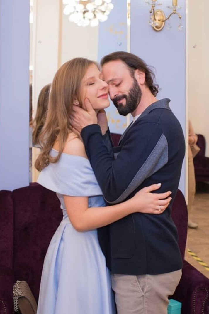 31-летняя звезда «Папиных дочек» : «Она себе на уме» — как Лиза Арзамасова, несмотря на 21-летнюю разницу, нашла счастье с Авербухом и родила двоих детей