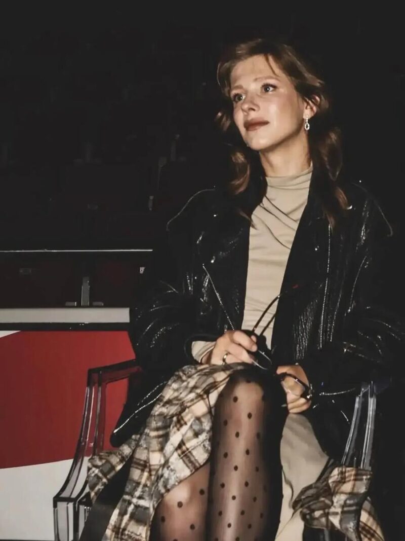 Фотография, позволяющая сравнить изменения в контурах лица и общем облике звезды.