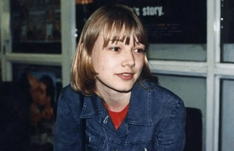 Трое детей живут без неё, а в 15 она гуляла со Шнуровым: Оксана Акиньшина — как 38-летняя звезда променяла детские комнаты на софиты