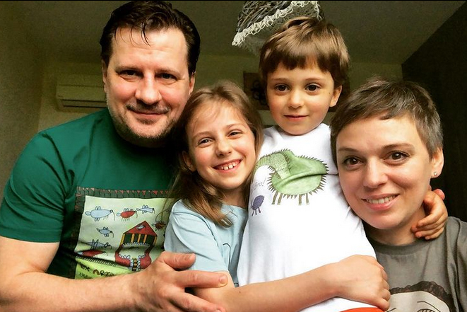 От «гадкого утенка» до сильной женщины в 46: «Мне было тяжело переживать такое внимание», но Нелли Уварова нашла себя после двух браков и личных потерь