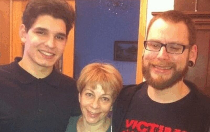 Сыновья Илья и Константин рядом с матерью, чья любовь изменила их жизни.