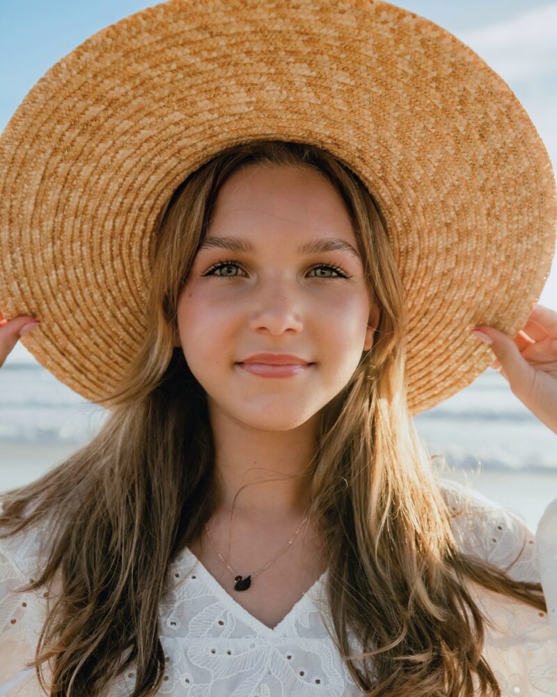 Елена Дудина наслаждается материнством, подбирая для Леона стильные наряды.