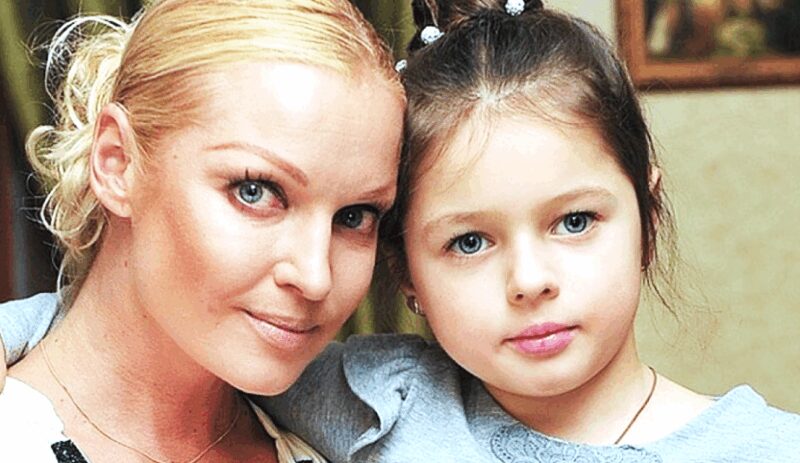 Анастасия Волочкова с дочерью Ариадной в ранние годы.