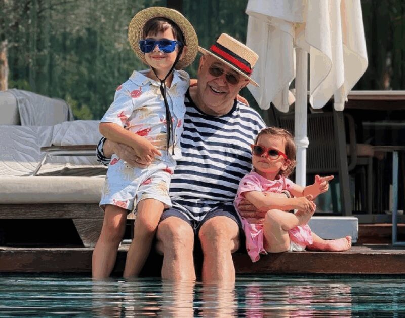 Евгений Петросян и Татьяна Брухунова с детьми на отдыхе.