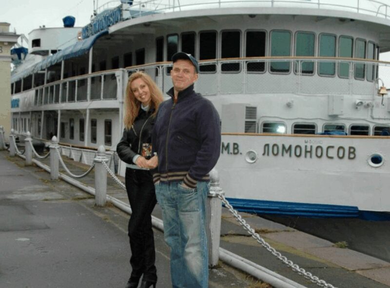 Страсть к воде и своему теплоходу помогает артисту находить отдушину и строить планы на будущее.