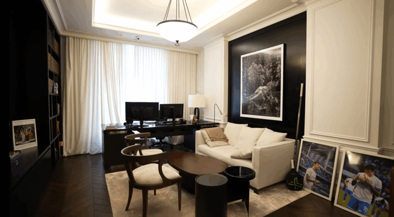 300 пар кроссовок и рояль: Смолов показал семейное гнездо