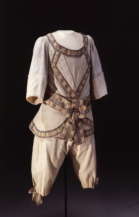 «Холодное» детство и отнятый сын : Как Екатерина II, спустя 15 лет, стала самой прогрессивной бабушкой Европы, придумавшей детский комбинезон для будущих императоров