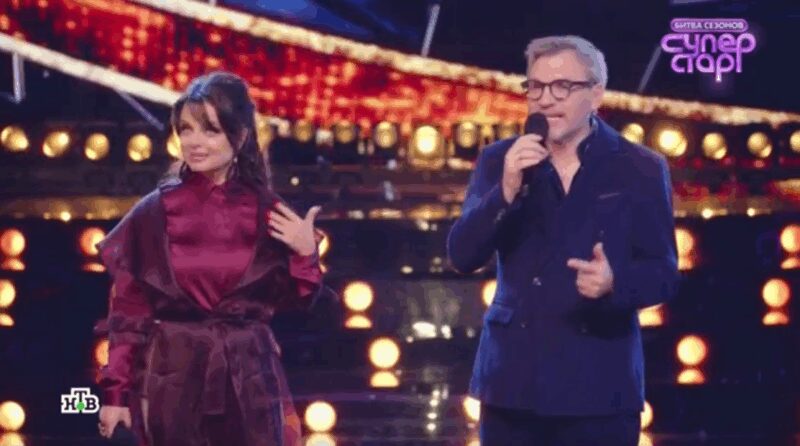 Ирина Шведова и Алексей Елистратов на сцене с драматичным номером.