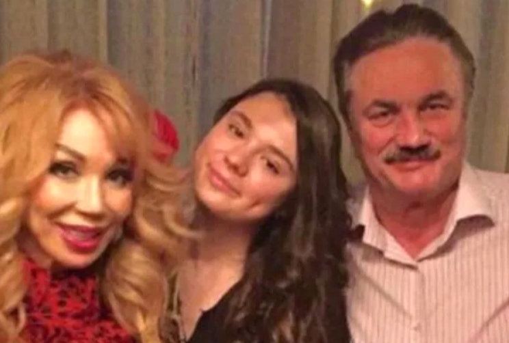 Маленькая Маша в окружении родительской любви и роскоши.