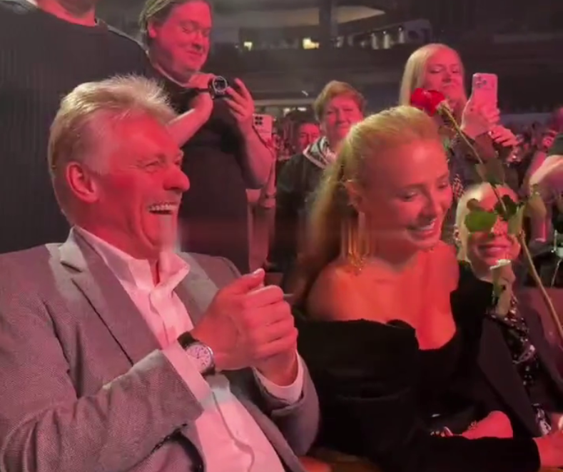 Улыбка Дмитрия Пескова после внимания поп-короля на концерте.