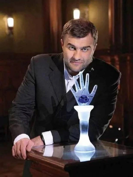 «В первые сезоны мы действительно поверили. А потом поняли технологию работы… Ведь существуют люди, которые им подсказывают, заключают договоры заранее… И когда все поняли, что это кому-то приносит деньги — вот с этого момента я ушел оттуда», — говорил актер о «Битве экстрасенсов»