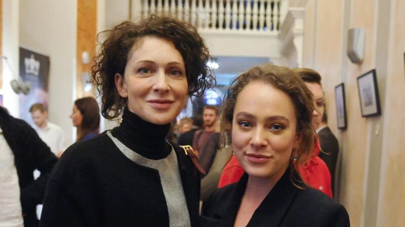 Скандал в аэропорту и тень знаменитой мамы: Как Аглая Тарасова в 31 год построила карьеру из 50+ ролей и обрела счастье, несмотря на «нехватку отцовской заботы»