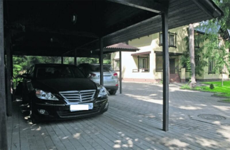 Вид на дом со стороны участка, где проложены аккуратные дорожки.