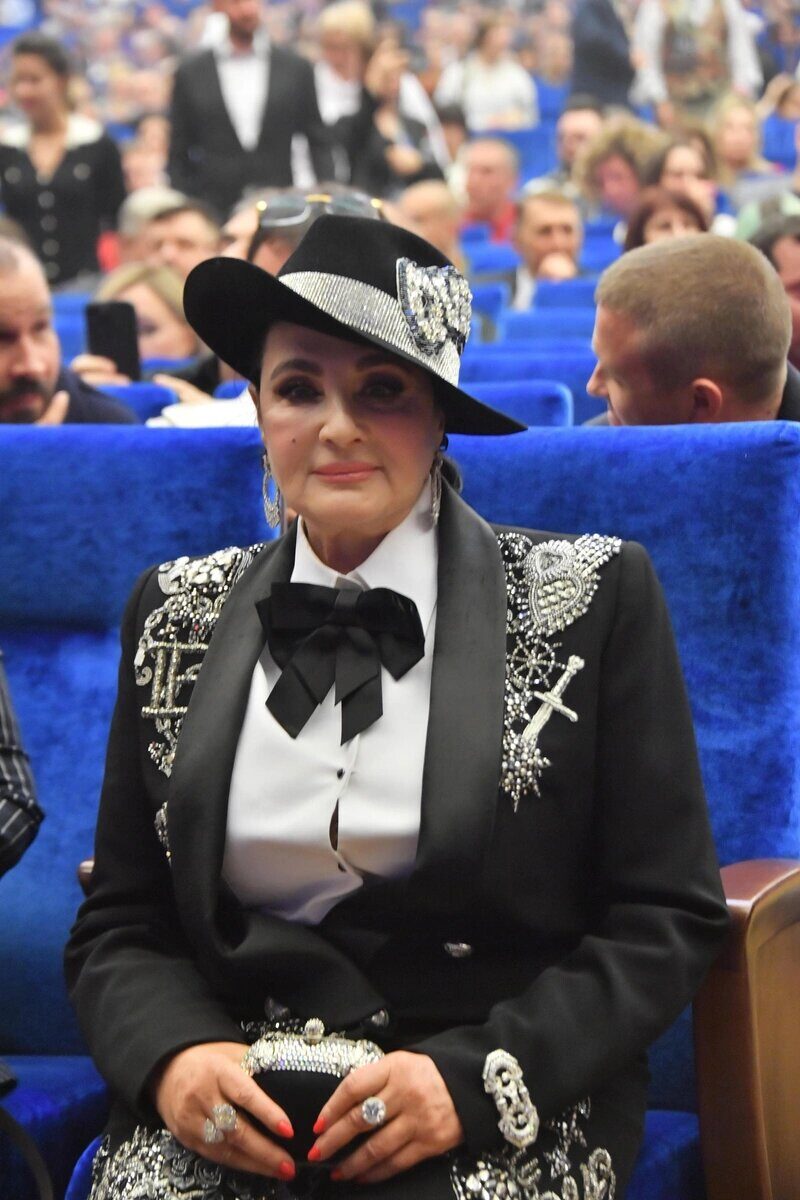 Ирина Винер-Усманова в окружении своих внуков.