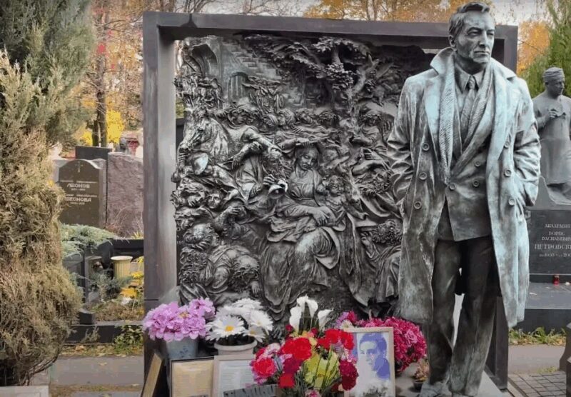 Место последнего упокоения: Новодевичье кладбище, вопреки воле актёра.