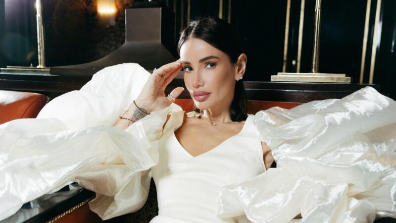 «Я плачу от счастья!»: блогерша больше года писала главную мечту жизни : Айза Долматова: Как бывшая жена Гуфа выпустила антиутопию, но столкнулась с жесткой критикой «начитанных» читателей