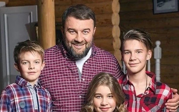 Михаил Пореченков, чей образ «Агента национальной безопасности» стал культовым, в жизни — отец пятерых детей.