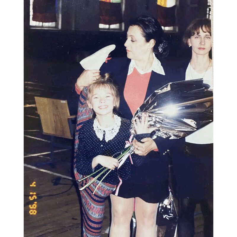 Юная Яна Кошкина, демонстрирующая грацию и силу художественной гимнастики.