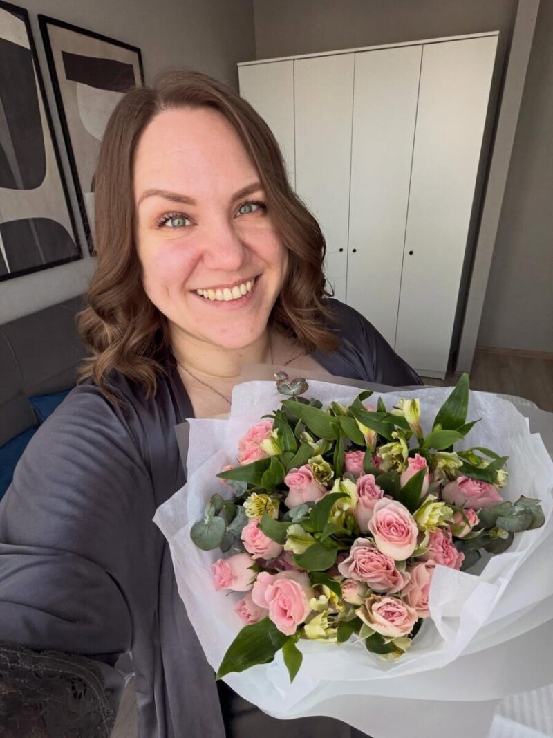 «Мой главный тыл» : почему 38-летняя Ксения Корнева до сих пор не замужем, а её экранный муж Роман Постовалов ушёл из «Уральских пельменей» после 15 лет брака