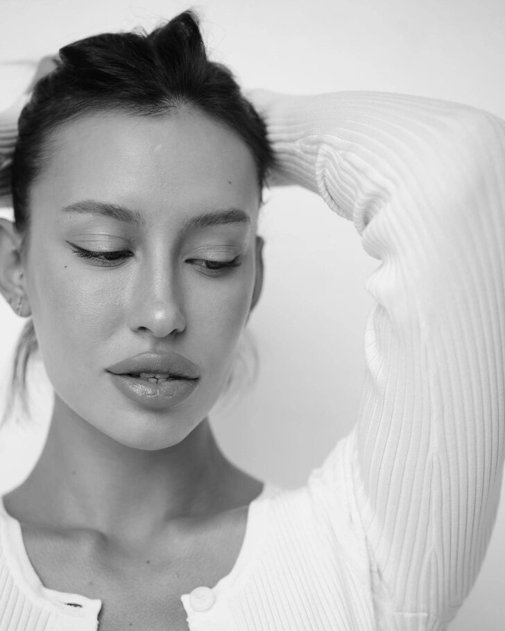 Валентина Иванова демонстрирует свой модельный талант.