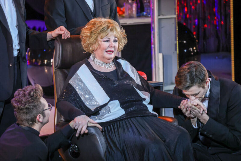 После ухода супруга актриса стала реже появляться на публике, предпочитая уединение.