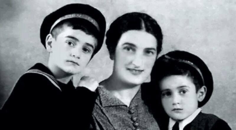 Юный Кахи Кавсадзе с мамой Тамарой Емельяновной и братом Имери.