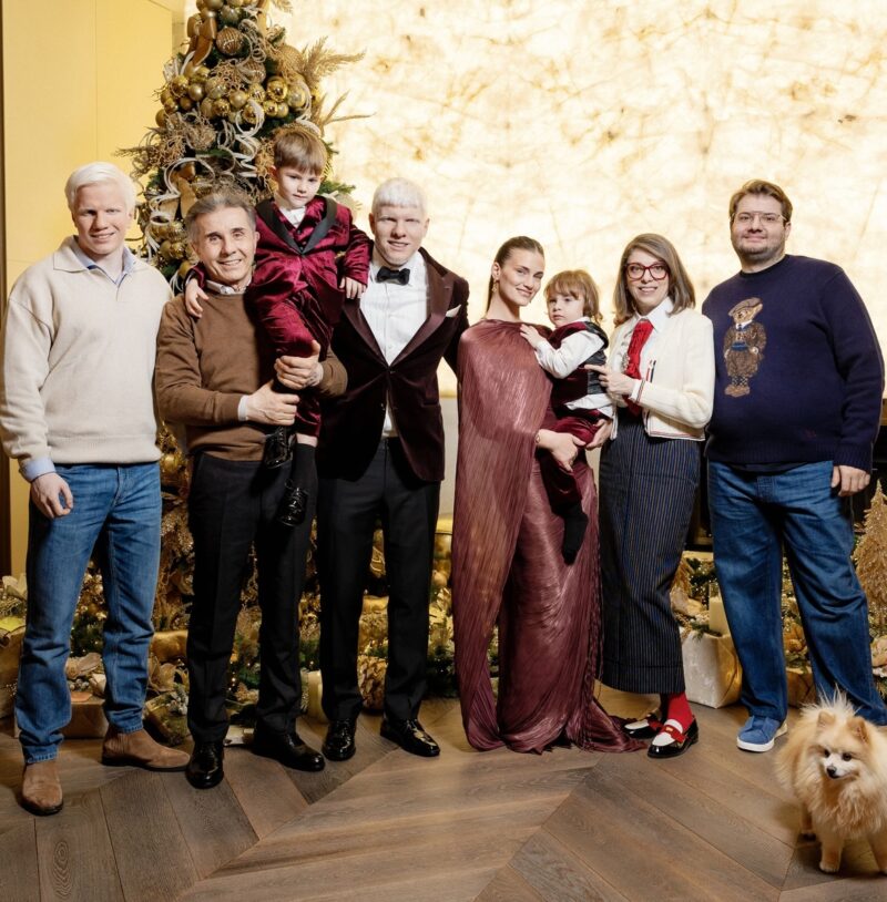 Ута Иванишвили (крайний справа) предпочитает непубличную жизнь во Франции.