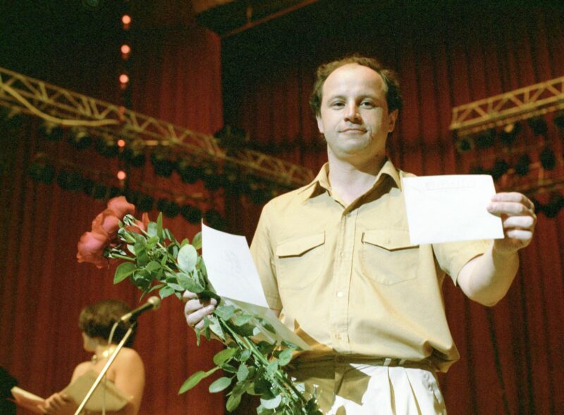 «Мне повезло, я рано нашел дело своей жизни», – говорил он, пережив смерть ребенка и жены: Как режиссер Дмитрий Астрахан в 38 лет встретил судьбу в метро и построил многодетное счастье